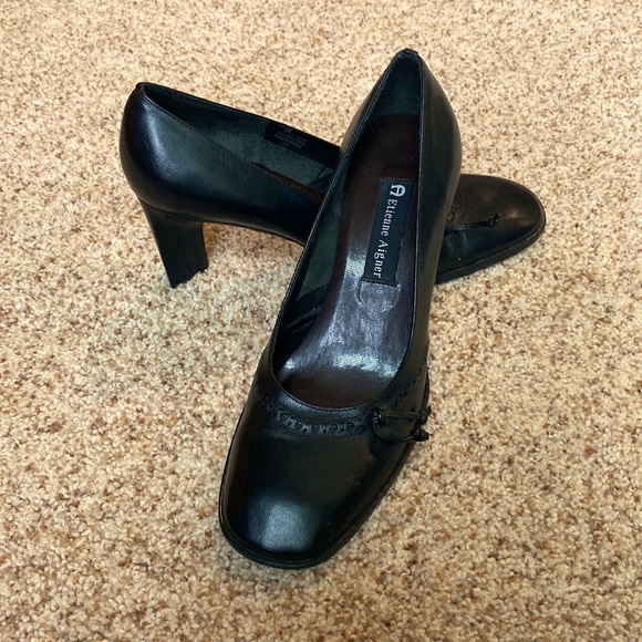 Round toed women’s shoe with eyelet and leather bow detail around toe vamp. - Picture 2 of 3